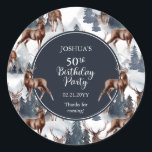 Rustic Woodsy Deer | Forest 50th Birthday Party Ronde Sticker<br><div class="desc">Viel zijn verjaardag in roestachtige houtstijl met dit hertenpatroon, een natuur in de openlucht, het ontwerp van de "Birthday Party", met een verscheidenheid aan herten met evergroene bomen, bergen en sneeuw op een witte achtergrond aan de voorkant en een rustige faux donkerhoutachtergrond aan de achterkant. Composietontwerp per feestdag — design....</div>
