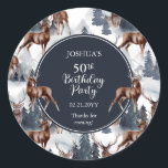 Rustic Woodsy Deer | Forest 50th Birthday Party Ronde Sticker<br><div class="desc">Viel zijn verjaardag in roestachtige houtstijl met dit hertenpatroon, een natuur in de openlucht, het ontwerp van de "Birthday Party", met een verscheidenheid aan herten met evergroene bomen, bergen en sneeuw op een witte achtergrond aan de voorkant en een rustige faux donkerhoutachtergrond aan de achterkant. Composietontwerp per feestdag — design....</div>