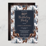 Rustic Woodsy Deer | Forest 80th Birthday Party Kaart<br><div class="desc">Viel zijn verjaardag in roestachtige houtstijl met dit hertenpatroon, een natuur in de openlucht, het ontwerp van de "Birthday Party", met een verscheidenheid aan herten met evergroene bomen, bergen en sneeuw op een witte achtergrond aan de voorkant en een rustige faux donkerhoutachtergrond aan de achterkant. Composietontwerp per feestdag — design....</div>