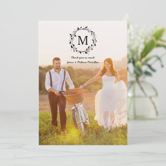 Rustic Wreath Overlay Monogram Weddenschap Bedankkaart (Staand voorkant)