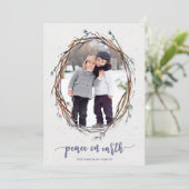 Rustic Wreath Peace on Earth Foto Paars Feestdagenkaart (Staand voorkant)