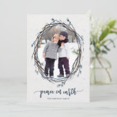Rustic Wreath Peace on Earth Photo Navy Feestdagenkaart (Staand voorkant)