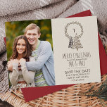 Rustic Wreath Save the Date Kerstfoto<br><div class="desc">Deze bijtende draai bewaart de datum kerstkaart verdubbelt als een feestelijke groet en slaat de datumkaart op. Het ontwerp is voorzien van een foto van uw verloving en een simpele draai met uw laatste initiaal monogram beige en bruine kerstbomen. Op de kaart staat "vrolijke kerstmis" van de binnenkort te houden...</div>