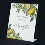 Rustic Yellow Lemon Greenery Wedding Cards & Gifts Reclamebord Met Voetstuk<br><div class="desc">Dit ontwerp is voorzien van een elegante maar eenvoudige schikking van de gepersonaliseerde initialen van de bruid en de bruidegom die door illustraties van citrusvruchten en citroenen worden gevormd. De tekst wordt geplaatst bovenop de initialen van de bruid en van de groom voornaam die in gele kleurentypografie worden getoond. Dit...</div>