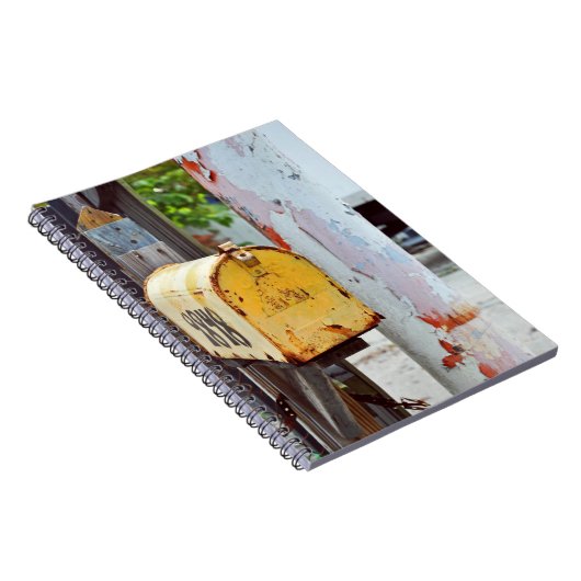 Rustic Yellow Mailbox Notitieboek (Rechterzijde)