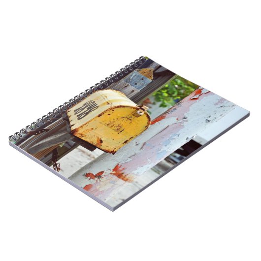 Rustic Yellow Mailbox Notitieboek (Linkerzijde)