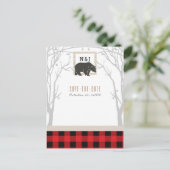 Rustiek Beer Red Plaid Bossen Wedding Save the Dat Aankondigingskaart (Staand voorkant)