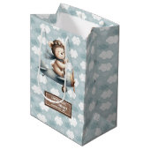 Rustiek Blauw Baby shower Gift Bag met Beer Pilot Medium Cadeauzakje (Voorkant Gekanteld)