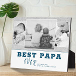 Rustiek Blauw Best Papa Father`s Day 3 Fotocollage Fotoplaat<br><div class="desc">Modern en rustiek Blauw Best Papa Ever Father`s Day 3 Fotocollage plaque. Grijze rustieke en witte achtergrond met donkerblauwe trendy typografie. Personaliseer met 3 favoriete foto's en uw namen in de zoete boodschap. Zwart-wit foto's zien er geweldig uit op dit ontwerp. Verander de tekst papa in papa, pap of papa...</div>