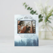 Rustiek Blauw Bos Bruiloft Save the Date Foto Aankondigingskaart (Staand voorkant)