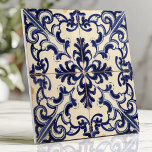 Rustiek Blauw en Wit Majolica Tegeltje<br><div class="desc">Deze rustieke tegel heeft een traditioneel blauw-wit Majolica-ontwerp met ingewikkelde bloemen- en scrollwerkdetails. De gestresste afwerking voegt een tintje toe, ideaal voor mediterrane, boerderij- of klassieke decorstijlen. Het symmetrische patroon creëer heeft een samenhangende en tijdloze uitstraling, waardoor het een uitstekende keuze is voor backsplashes, accentmuren of decoratieve projecten. Breng charme...</div>