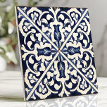 Rustiek Blauw en Wit Siciliaanse Majolica Tegeltje<br><div class="desc">Breng tijdloze mediterrane charme naar uw interieur met deze rustieke tegel met ingewikkelde blauw-witte bloemige arabesken. De benauwde randen en het met de hand geschilderde Siciliaanse majolica-gevoel roepen een gevoel van erfgoed en ambachtelijk vakmanschap op. Het symmetrische ontwerp is perfect voor backsplashes, accentmuren of het creëren van een statement-stuk dat...</div>