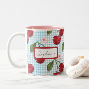 Rustiek blauw gingham en kersen monogram tweekleurige koffiemok