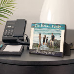 Rustiek Blauw Hout Familienaam Foto Lijst Fotoplaat<br><div class="desc">Je moeder zal dol zijn op dit beachy foto lijst van JessicaAmber. Deze plaquette heeft een faux distressed houten rand, in tinten blauw en wit. Voeg een foto toe van uw familie om uw dierbare herinneringen te onthouden. Bewerk de tekst boven en onder voor de locatie, het jaar of de...</div>