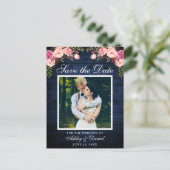 Rustiek Blauw Hout Roze Bloemen Save the Date Foto Aankondigingskaart (Staand voorkant)