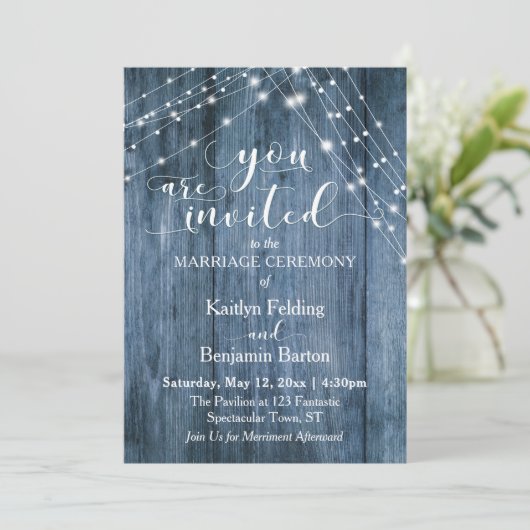 Rustiek Blauw Hout, Wit Licht Strings Bruiloft Kaart (Staand voorkant)