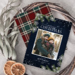 Rustiek Blauw Tartan Hout Vrolijke Kerstfoto Feestdagenkaart<br><div class="desc">Kaart Deel je kerstwensen en je favoriete vakantiefoto dit jaar met dit rustieke marineblauwe kerstontwerp,  met handgeschreven scripttypografie,  je favoriete foto,  rode en groene tartan op de rug,  sprookjesachtige lichten en dennentakken met zilveren glitter-sneeuwvlokken. Neem contact op met de ontwerper voor bijpassende producten. Copyright Elegant Invites,  alle rechten voorbehouden.</div>