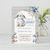 Rustiek bos kleine konijn baby shower uitnodiging (Staand voorkant)