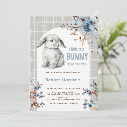 Rustiek bos kleine konijn baby shower uitnodiging (Staand voorkant)