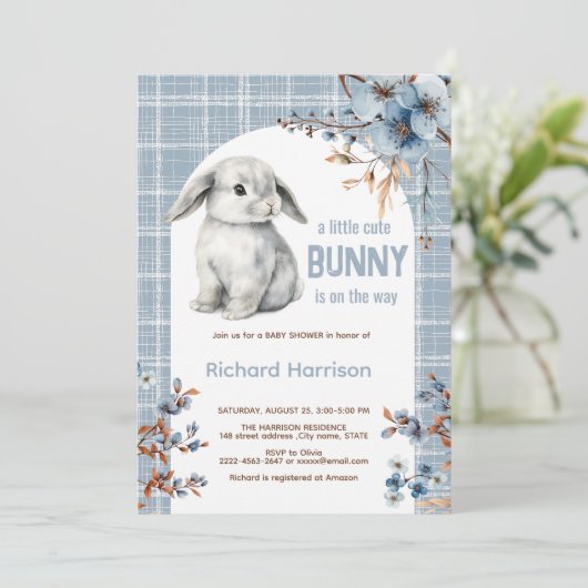 Rustiek bos kleine konijn baby shower uitnodiging (Staand voorkant)