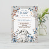 Rustiek bos schattige bunny baby shower uitnodigin kaart (Staand voorkant)