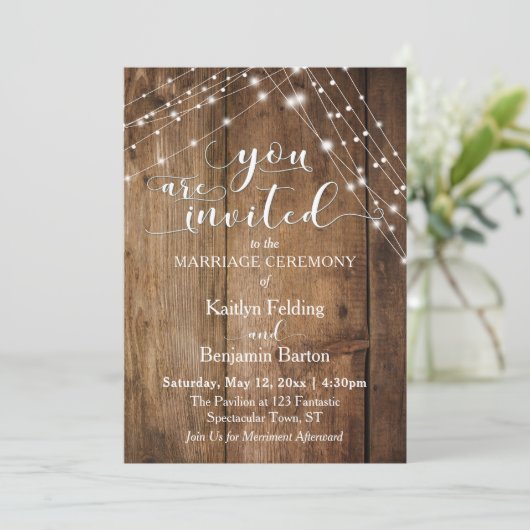 Rustiek Bruin Hout, Wit Licht Strings Bruiloft Kaart (Staand voorkant)