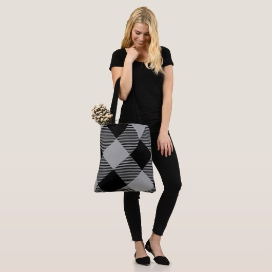 Rustiek Chic Grijs & Wit Plaid Tote Bag (Op model)