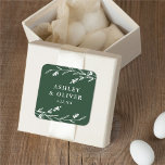 Rustiek Donkergroen Wildflower Wedding Favoriet Vierkante Sticker<br><div class="desc">Deze mooie rustieke bruiloftsgunst sticker heeft een mooie donkergroene achtergrond met witte wilde bloemen en elegante typografie. Het is het perfecte ontwerp voor een rustieke maar toch elegante bruiloft en coördineert met onze Rustic Wildflower collectie...  Zie het ontwerp collectie voor meer items.</div>