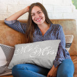 Rustiek Eenvoudig Modern Mr en Mrs Gift Grey Kussen<br><div class="desc">De Rustic Simple Modern Mr en Mrs Gift Grey Lumbar Pillow is een unieke en speciale manier om je geliefde of pasgetrouwde stel te shows hoeveel ze voor je betekenen. Niet alleen is dit kussen stijlvol en comfortabel, het is ook zeker om vreugde en natuurlijke warmte te brengen in elke...</div>