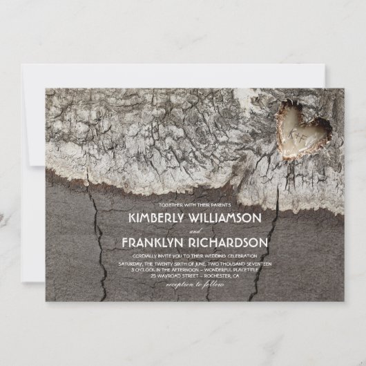 Rustiek gesneden hout hart boom bruiloft kaart (Voorkant)