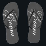 Rustiek grijs bruiloft teenslippers voor bruid en<br><div class="desc">Rustieke bruiloft teenslippers voor bruidegom en bruid of gasten. Aangepaste bandkleur voor hem en haar / mannen en vrouwen. grijs / grijs achtergrondkleur en personaliseerbaar met naam initialen ormonogram. Modern zwart-wit zijn en haar wigsandalen met stijlvolle script kalligrafie typografie. Schattigee partij gunst voor strand thema bruiloft, huwelijk, vrijgezellenfeest, verloving, jubileum,...</div>