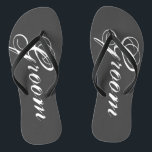Rustiek grijs bruiloft teenslippers voor bruid en<br><div class="desc">Rustieke bruiloft teenslippers voor bruidegom en bruid of gasten. Aangepaste bandkleur voor hem en haar / mannen en vrouwen. grijs / grijs achtergrondkleur en personaliseerbaar met naam initialen ormonogram. Modern zwart-wit zijn en haar wigsandalen met stijlvolle script kalligrafie typografie. Schattigee partij gunst voor strand thema bruiloft, huwelijk, vrijgezellenfeest, verloving, jubileum,...</div>