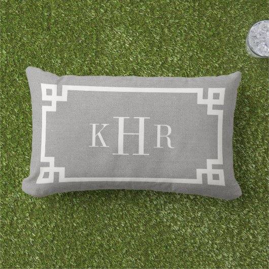 Rustiek Grijs Grieks Key Border Custom Monogram Buitenkussen (Gras)