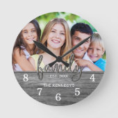 Rustiek Grijs Hout Boerderij Familienaam Foto Ronde Klok (Voorkant)