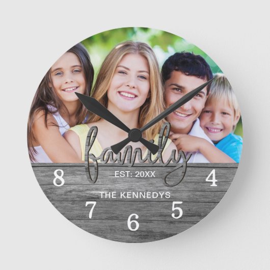 Rustiek Grijs Hout Boerderij Familienaam Foto Ronde Klok (Voorkant)