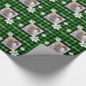 Rustiek groen zwart plaid met sneeuwvlok detail wr cadeaupapier (Hoek)