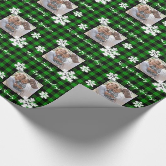 Rustiek groen zwart plaid met sneeuwvlok detail wr cadeaupapier (Hoek)