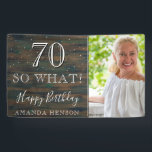 Rustiek Hout 70 So What 70th Birthday Foto Spandoek<br><div class="desc">Rustic Wood 70 So What 70th Birthday Photo Party-banner voor de feestdagen. Geweldig bord voor het 70e verjaardagsfeest met een aangepaste foto, inspirerend en grappige quote 70 so what en tekst in trendy script met een naam. De achtergrond is donker hout textuur en de tekst is in witte kleur. Personaliseer...</div>