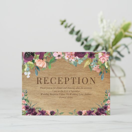 Rustiek hout bloemenbordeaux bruiloft receptie informatiekaartje (Staand voorkant)