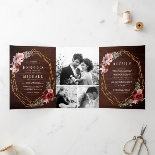 Rustiek hout blush roze bordeaux bloemenbruiloft drieluik uitnodiging (Binnen)