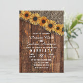 Rustiek hout & Burlap Zonnebloem bruiloft uitnodig Kaart (Staand voorkant)