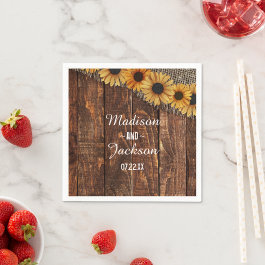 Rustiek Hout & Burlap Zonnebloem Monogram Bruiloft Servet (Insitu)