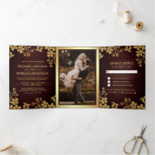 Rustiek hout en goudfolie bloemblaadjes bruiloft drieluik uitnodiging (Binnen)