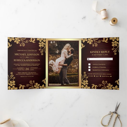 Rustiek hout en goudfolie bloemblaadjes bruiloft drieluik uitnodiging (Binnen)