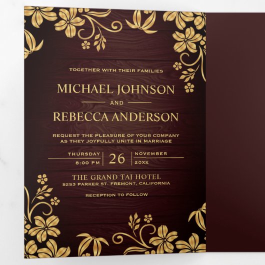 Rustiek hout en goudfolie bloemblaadjes bruiloft drieluik uitnodiging (Binnenzijde eerst)