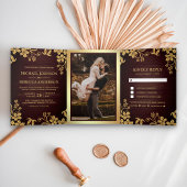 Rustiek hout en goudfolie bloemblaadjes bruiloft drieluik uitnodiging