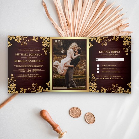 Rustiek hout en goudfolie bloemblaadjes bruiloft drieluik uitnodiging