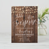 Rustiek hout en String licht Verrassing Verjaardag Kaart (Staand voorkant)