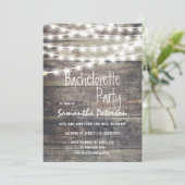 Rustiek hout en string lichten vrijgezellenfeest kaart (Staand voorkant)