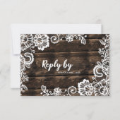 Rustiek hout en witte kant bloemenbruiloft RSVP kaartje (Voorkant)